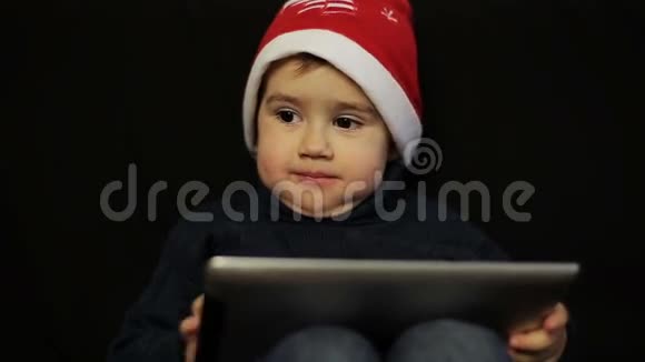 小男孩拿着平板电脑玩得开心视频的预览图
