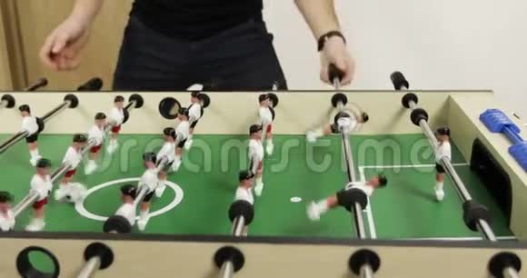 男人踢桌子足球视频的预览图