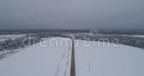 田间的冬季道路视频的预览图