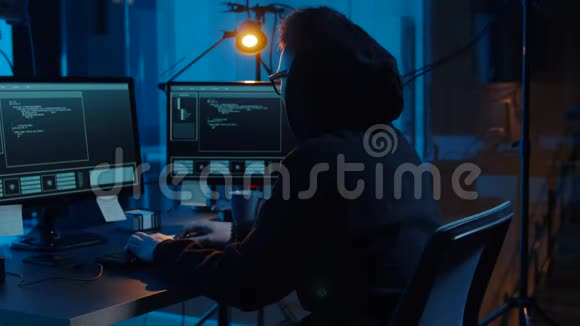 黑客利用电脑进行夜间网络攻击视频的预览图
