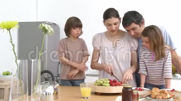 家庭在厨房准备健康早餐视频的预览图