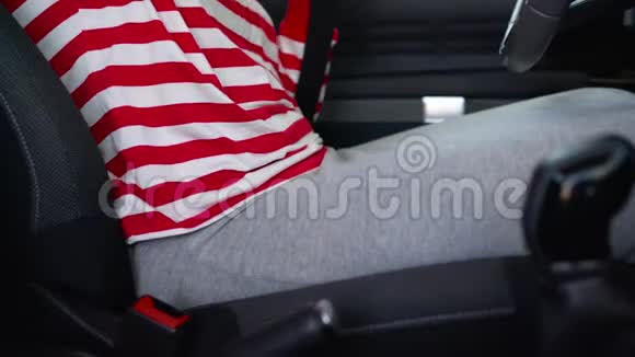 驾驶前妇女坐在车内系好安全带视频的预览图