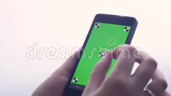 商务女性使用智能手机触摸屏CHROMA钥匙特写手指做手势触摸和滑动视频的预览图