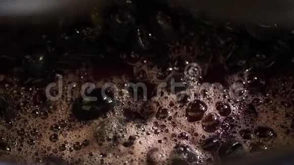 葡萄汁在加工过程中视频的预览图