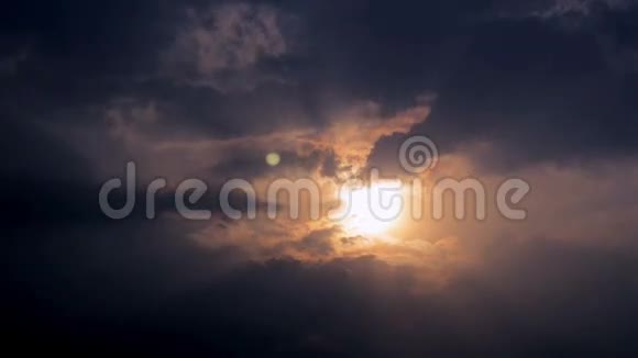 多云的天空中日落视频的预览图