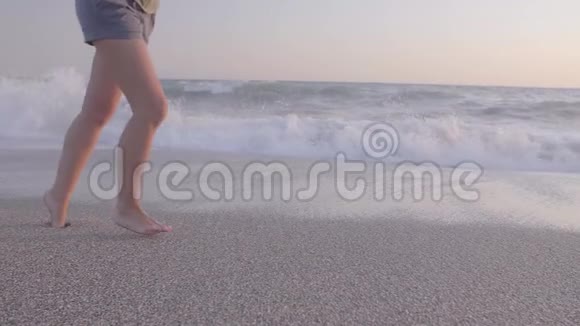 女人在海滩慢跑视频的预览图