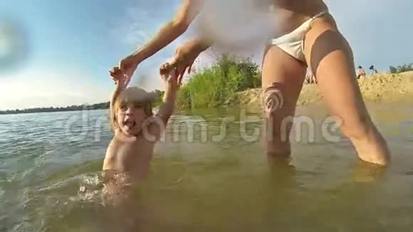 孩子在夏湖上泼水慢动作视频的预览图