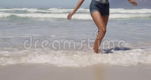 女人在阳光下在沙滩上跳舞视频的预览图