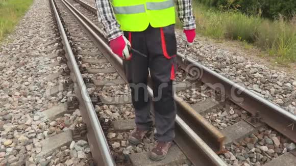 铁路轨道上的铁路工人视频的预览图