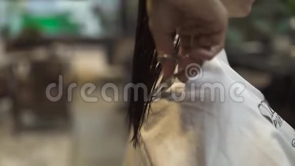 美容师在美容院用剪刀剪头发在美发店做女性理发的贴身发型师视频的预览图