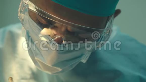 秃头治疗头发移植手术室的外科医生进行毛发移植手术外科手术视频的预览图