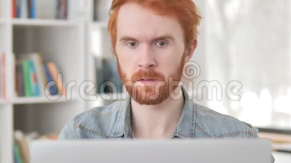 漫不经心的红发男人在线视频聊天视频的预览图