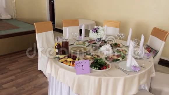 餐厅提供精美的婚礼餐桌视频的预览图