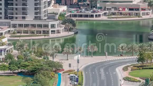 迪拜朱美拉湖塔区的住宅和办公楼视频的预览图