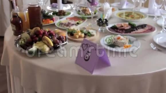 餐厅提供精美的婚礼餐桌视频的预览图