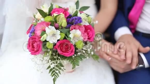 新娘手中的新娘花束视频的预览图