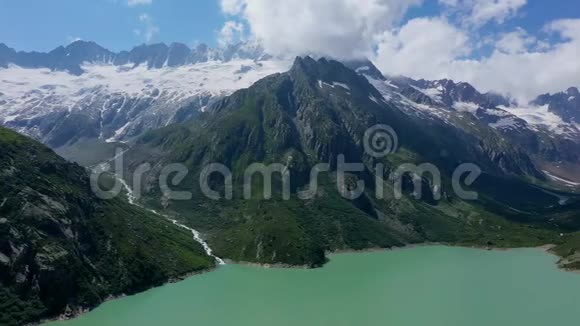 俯瞰瑞士阿尔卑斯山的空中景色从上面俯瞰美丽的瑞士视频的预览图