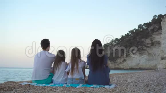 快乐美丽的家庭和孩子们在海滩上视频的预览图