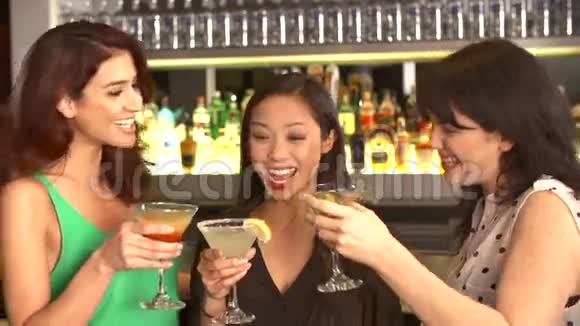 三位女性朋友在鸡尾酒酒吧畅饮视频的预览图