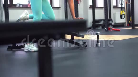 在健身房做力量锻炼的年轻成年女孩视频的预览图
