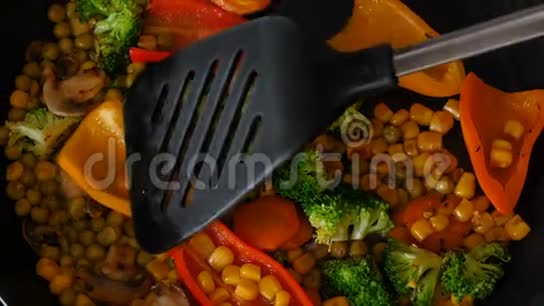 美味的新鲜蔬菜炖在锅里是素食者在家里的食物视频的预览图