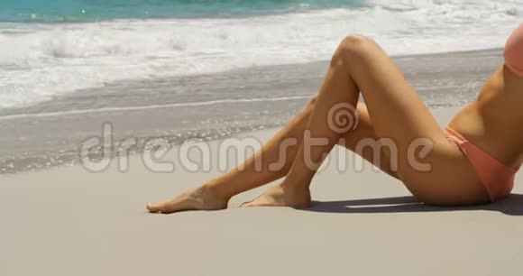 高加索女人在海滩上放松的侧面景色视频的预览图
