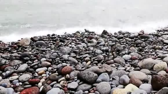 海岸海岸海洋或海洋海岸有波浪的石头视频的预览图