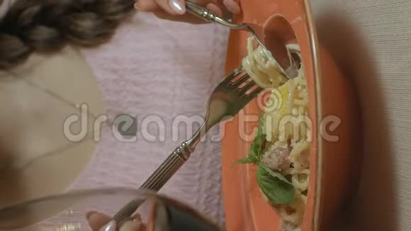 垂直视频美丽的金发女人在餐厅吃喝午休视频的预览图