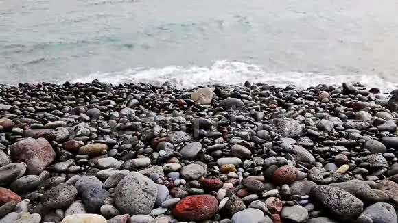 海岸海岸海洋或海洋海岸有波浪的石头视频的预览图