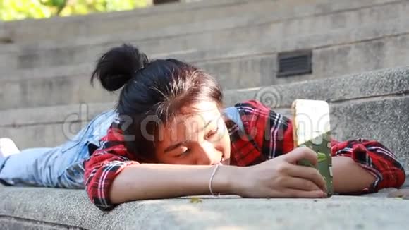 亚洲泰华学生大学漂亮女孩用她的智能手机自拍视频的预览图