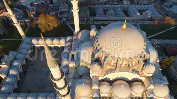 土耳其伊斯坦布尔的蓝色清真寺Sultanahmet空中无人机视图射击蓝天夕阳视频的预览图