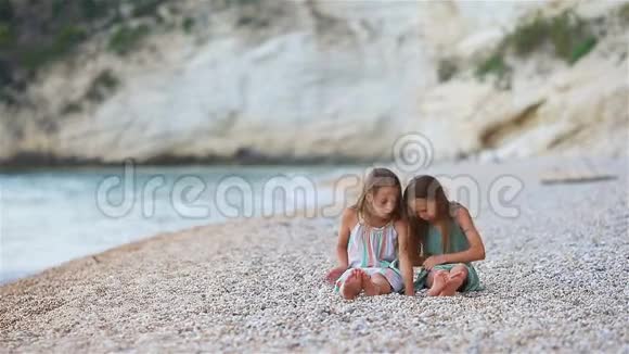 暑假期间小女孩在热带海滩玩一起玩视频的预览图