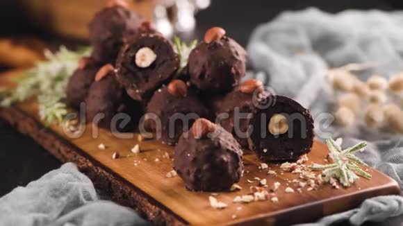 黑巧克力松露和榛子视频的预览图