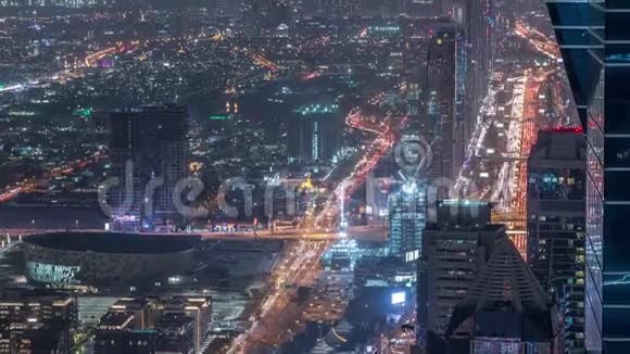阿联酋迪拜谢赫扎耶德路上的摩天大楼和DIFC空中夜晚的时间视频的预览图