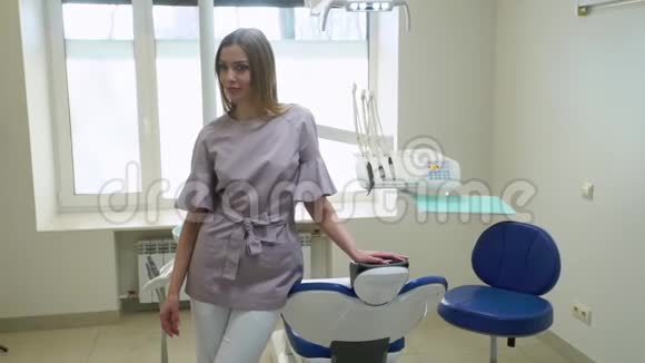 诊所里的女牙医视频的预览图
