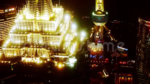中国上海摩天大楼屋顶与河流的夜景视频的预览图
