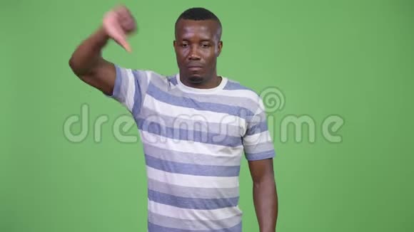 年轻有压力的非洲人竖起大拇指视频的预览图