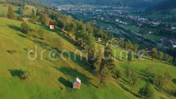 鸟瞰罗马尼亚村庄视频的预览图