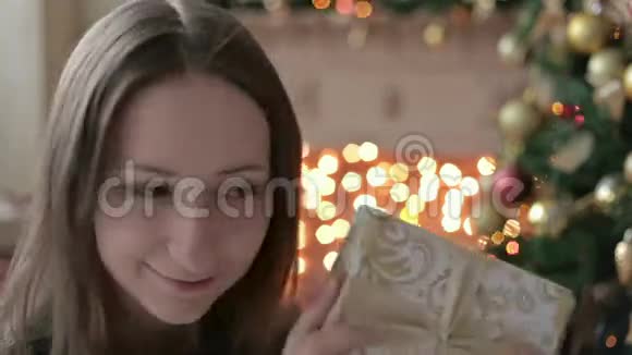 带圣诞礼物盒的快乐年轻女人视频的预览图