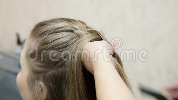 主人做发型女孩口渴的过程视频的预览图