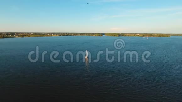 在湖上航行视频的预览图