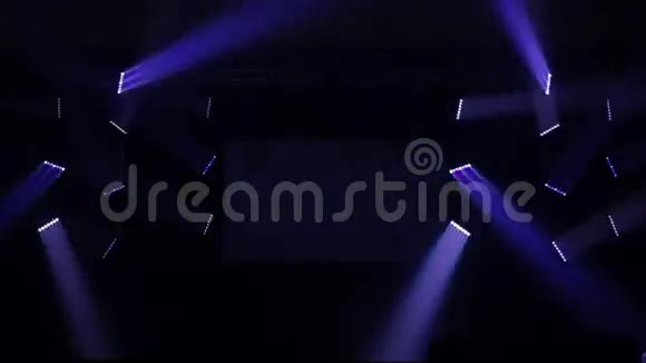 灯光秀在一个空的舞台上视频的预览图