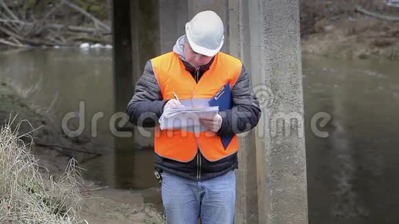 工程师在桥下写文件视频的预览图