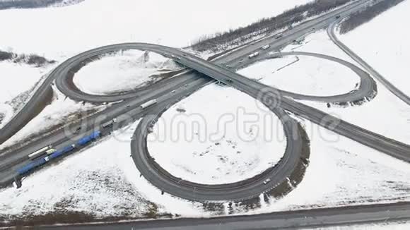 雪和冰冻的冬季道路上有一辆移动的汽车视频的预览图