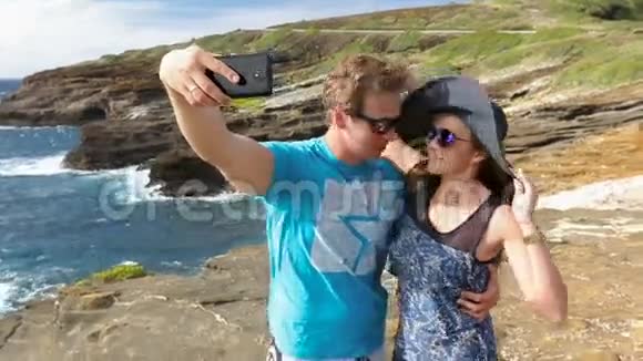 瓦胡岛夏威夷夫妇游客用照相手机自拍视频的预览图