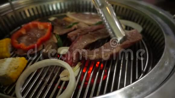 韩国风格的烤猪肉和牛肉视频的预览图