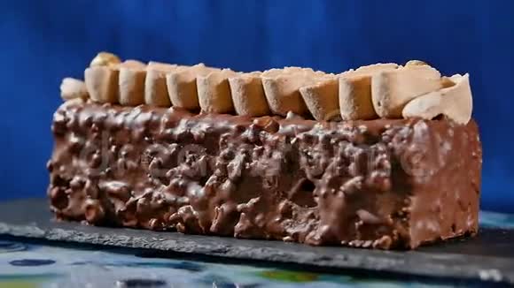 加奶油和坚果的蛋糕巧克力蛋糕和坚果和巧克力片巧克力焦糖蛋糕和坚果视频的预览图