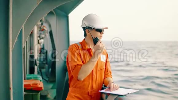 海上船只甲板官员持有甚高频对讲机视频的预览图