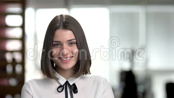 幸福微笑的短发女人视频的预览图