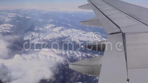 透过飞机窗口向外看视频的预览图